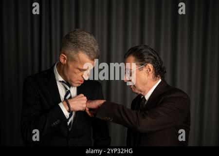 Berlin, Allemagne. 28 novembre 2024. Benjamin von Stuckrad-barre (à g.), auteur, et Martin Suter, auteur, sont présents dans la salle de rédaction de Deutsche presse-Agentur. Crédit : Sebastian Gollnow/dpa/Alamy Live News Banque D'Images