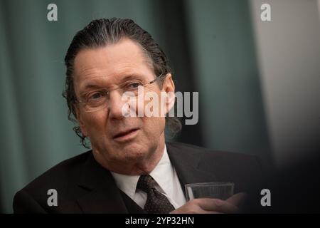 Berlin, Allemagne. 28 novembre 2024. Martin Suter, auteur, intervient dans la salle de presse de l'Agence de presse allemande. Crédit : Sebastian Gollnow/dpa/Alamy Live News Banque D'Images