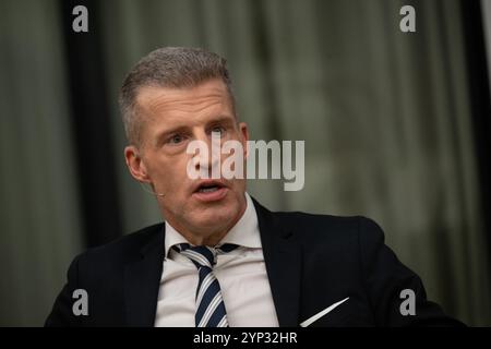 Berlin, Allemagne. 28 novembre 2024. Benjamin von Stuckrad-barre, auteur, intervient dans la salle de rédaction de Deutsche presse-Agentur. Crédit : Sebastian Gollnow/dpa/Alamy Live News Banque D'Images