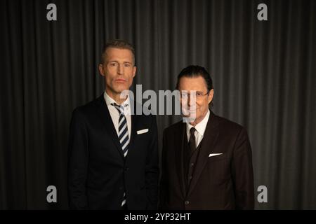 Berlin, Allemagne. 28 novembre 2024. Benjamin von Stuckrad-barre (à g.), auteur, et Martin Suter, auteur, sont présents dans la salle de rédaction de Deutsche presse-Agentur. Crédit : Sebastian Gollnow/dpa/Alamy Live News Banque D'Images