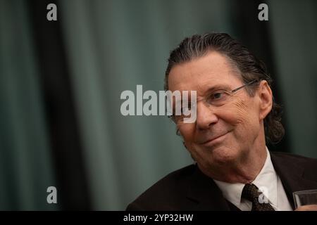 Berlin, Allemagne. 28 novembre 2024. Martin Suter, auteur, intervient dans la salle de presse de l'Agence de presse allemande. Crédit : Sebastian Gollnow/dpa/Alamy Live News Banque D'Images