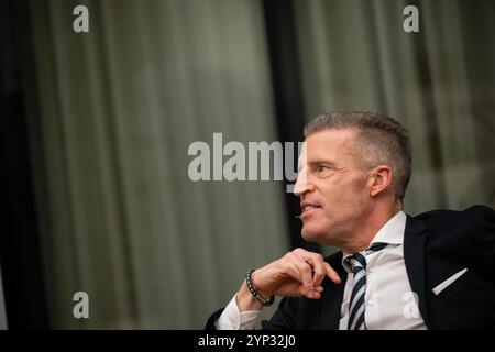 Berlin, Allemagne. 28 novembre 2024. Benjamin von Stuckrad-barre, auteur, intervient dans la salle de rédaction de Deutsche presse-Agentur. Crédit : Sebastian Gollnow/dpa/Alamy Live News Banque D'Images