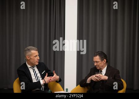 Berlin, Allemagne. 28 novembre 2024. Benjamin von Stuckrad-barre (à g.), auteur, et Martin Suter, auteur, prennent la parole dans la salle de rédaction de Deutsche presse-Agentur. Crédit : Sebastian Gollnow/dpa/Alamy Live News Banque D'Images