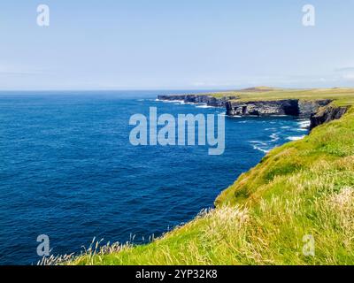 Loop Head, est un promontoire situé sur le côté nord de l'embouchure de la rivière Shannon, dans le comté de Clare à l'ouest de l'Irlande. La tête de boucle est marquée par une promine Banque D'Images