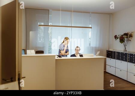 Les femmes médecins travaillant ensemble à l'hôpital Banque D'Images