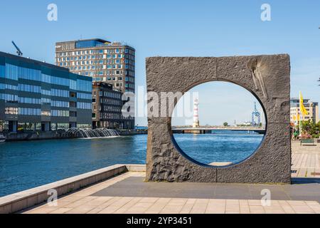 Le phare de Malmö vu à travers la sculpture 'Utblick / Insikt' de Pål Svensson, installée sur la place Posthusplatsen à Malmö, Suède, en 2015. Banque D'Images