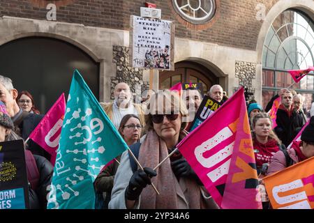 Londres, Royaume-Uni. 28 novembre 2024. Les enseignants de sixième forme prennent part à un rassemblement devant le ministère de l'éducation pour exiger une augmentation de salaire alors qu'ils font grève sur le financement. Plus de 2000 membres du Syndicat de l'éducation nationale répartis dans 32 collèges ont lancé une grève pour demander au Gouvernement de fournir le même financement pour les augmentations de salaire des enseignants des collèges de sixième année sans statut académique que celui accordé aux écoles. Crédit : Wiktor Szymanowicz/Alamy Live News Banque D'Images