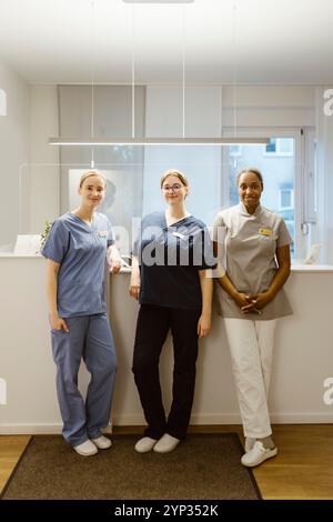 Portrait d'un personnel médical féminin confiant debout à la réception de l'hôpital Banque D'Images