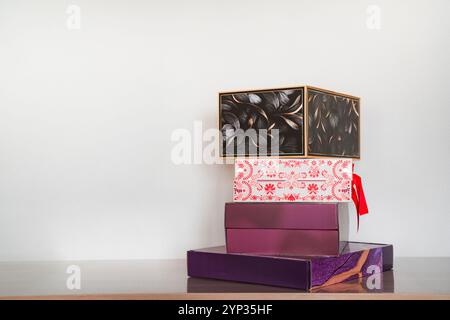 Strasbourg, France - octobre 2024 : pile de calendriers beauté et doux de l'AVENT. Traditions de Noël commerce et surconsommation. Banque D'Images