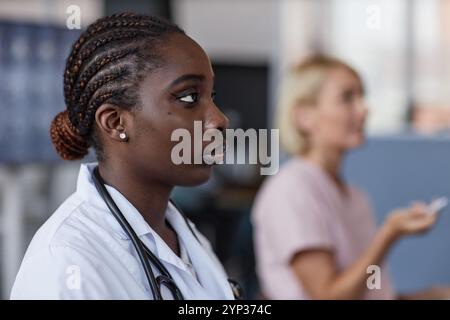 Portrait de la jeune femme afro-américaine assistant à la conférence tout en prenant des cours d'apprentissage continu pour les neurologues dans la salle de conférence à la clinique, espace de copie Banque D'Images