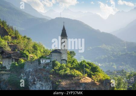 Église Santa Maria Assunta sur l'éperon rocheux. Saint Roch, Villeneuve. Région de la vallée d'Aoste, Italie Banque D'Images