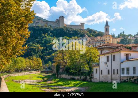 Horizon de Spoleto, forteresse médiévale Rocca Albornoziana et cathédrale Santa Maria. Site du patrimoine mondial de l'UNESCO. Province de Pérouse, région Ombrie, Italie Banque D'Images