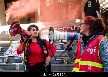 Ivry sur Seine, France. 28 novembre 2024. Plusieurs dizaines de militants de la CGT ont manifesté devant le siège du groupe Fnac-Darty, à Ivry-sur-Seine, en France, le 28 novembre 2024. Les militants réclamaient de meilleurs salaires et conditions de travail. Photo Pierrick Villette/ABACAPRESS. COM Credit : Abaca Press/Alamy Live News Banque D'Images