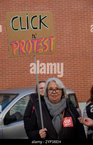 Ivry sur Seine, France. 28 novembre 2024. Plusieurs dizaines de militants de la CGT ont manifesté devant le siège du groupe Fnac-Darty, à Ivry-sur-Seine, en France, le 28 novembre 2024. Les militants réclamaient de meilleurs salaires et conditions de travail. Photo Pierrick Villette/ABACAPRESS. COM Credit : Abaca Press/Alamy Live News Banque D'Images