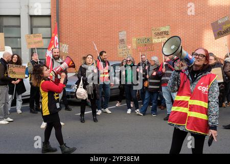 Ivry sur Seine, France. 28 novembre 2024. Plusieurs dizaines de militants de la CGT ont manifesté devant le siège du groupe Fnac-Darty, à Ivry-sur-Seine, en France, le 28 novembre 2024. Les militants réclamaient de meilleurs salaires et conditions de travail. Photo Pierrick Villette/ABACAPRESS. COM Credit : Abaca Press/Alamy Live News Banque D'Images