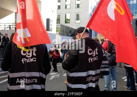 Ivry sur Seine, France. 28 novembre 2024. Plusieurs dizaines de militants de la CGT ont manifesté devant le siège du groupe Fnac-Darty, à Ivry-sur-Seine, en France, le 28 novembre 2024. Les militants réclamaient de meilleurs salaires et conditions de travail. Photo Pierrick Villette/ABACAPRESS. COM Credit : Abaca Press/Alamy Live News Banque D'Images