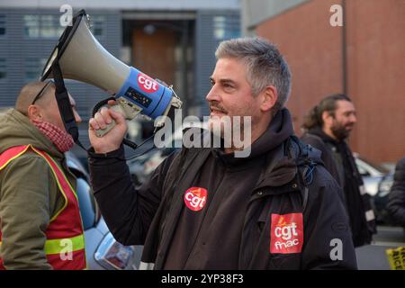 Ivry sur Seine, France. 28 novembre 2024. Plusieurs dizaines de militants de la CGT ont manifesté devant le siège du groupe Fnac-Darty, à Ivry-sur-Seine, en France, le 28 novembre 2024. Les militants réclamaient de meilleurs salaires et conditions de travail. Photo Pierrick Villette/ABACAPRESS. COM Credit : Abaca Press/Alamy Live News Banque D'Images