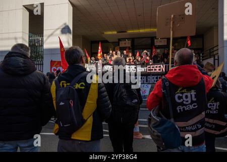 Ivry sur Seine, France. 28 novembre 2024. Plusieurs dizaines de militants de la CGT ont manifesté devant le siège du groupe Fnac-Darty, à Ivry-sur-Seine, en France, le 28 novembre 2024. Les militants réclamaient de meilleurs salaires et conditions de travail. Photo Pierrick Villette/ABACAPRESS. COM Credit : Abaca Press/Alamy Live News Banque D'Images