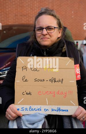 Ivry sur Seine, France. 28 novembre 2024. Plusieurs dizaines de militants de la CGT ont manifesté devant le siège du groupe Fnac-Darty, à Ivry-sur-Seine, en France, le 28 novembre 2024. Les militants réclamaient de meilleurs salaires et conditions de travail. Photo Pierrick Villette/ABACAPRESS. COM Credit : Abaca Press/Alamy Live News Banque D'Images