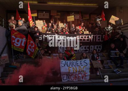 Ivry sur Seine, France. 28 novembre 2024. Plusieurs dizaines de militants de la CGT ont manifesté devant le siège du groupe Fnac-Darty, à Ivry-sur-Seine, en France, le 28 novembre 2024. Les militants réclamaient de meilleurs salaires et conditions de travail. Photo Pierrick Villette/ABACAPRESS. COM Credit : Abaca Press/Alamy Live News Banque D'Images