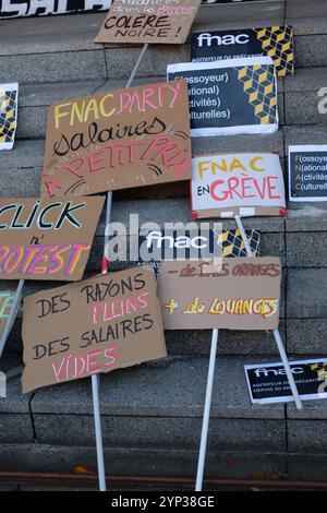 Ivry sur Seine, France. 28 novembre 2024. Plusieurs dizaines de militants de la CGT ont manifesté devant le siège du groupe Fnac-Darty, à Ivry-sur-Seine, en France, le 28 novembre 2024. Les militants réclamaient de meilleurs salaires et conditions de travail. Photo Pierrick Villette/ABACAPRESS. COM Credit : Abaca Press/Alamy Live News Banque D'Images