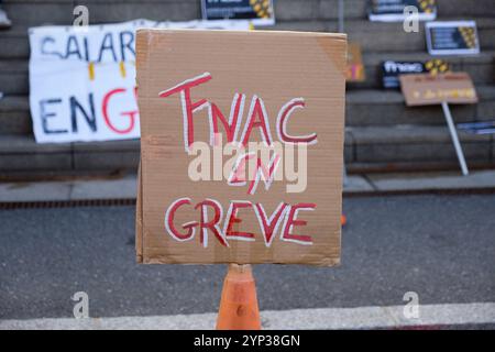 Ivry sur Seine, France. 28 novembre 2024. Plusieurs dizaines de militants de la CGT ont manifesté devant le siège du groupe Fnac-Darty, à Ivry-sur-Seine, en France, le 28 novembre 2024. Les militants réclamaient de meilleurs salaires et conditions de travail. Photo Pierrick Villette/ABACAPRESS. COM Credit : Abaca Press/Alamy Live News Banque D'Images