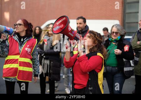 Ivry sur Seine, France. 28 novembre 2024. Plusieurs dizaines de militants de la CGT ont manifesté devant le siège du groupe Fnac-Darty, à Ivry-sur-Seine, en France, le 28 novembre 2024. Les militants réclamaient de meilleurs salaires et conditions de travail. Photo Pierrick Villette/ABACAPRESS. COM Credit : Abaca Press/Alamy Live News Banque D'Images