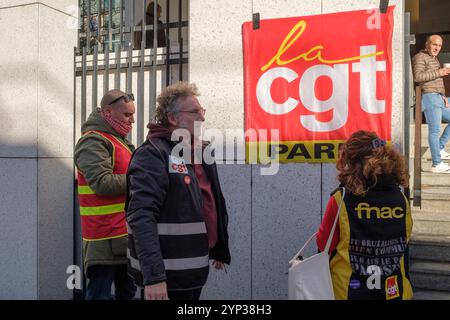 Ivry sur Seine, France. 28 novembre 2024. Plusieurs dizaines de militants de la CGT ont manifesté devant le siège du groupe Fnac-Darty, à Ivry-sur-Seine, en France, le 28 novembre 2024. Les militants réclamaient de meilleurs salaires et conditions de travail. Photo Pierrick Villette/ABACAPRESS. COM Credit : Abaca Press/Alamy Live News Banque D'Images