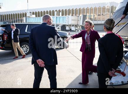 La secrétaire d'État à l'intérieur Yvette Cooper est accueillie par l'ambassadeur du Royaume-Uni en Irak Stephen Hitchen, à son arrivée à l'aéroport international de Bagdad, à Bagdad, lors d'une visite officielle de trois jours en Irak. Date de la photo : mardi 26 novembre 2024. Banque D'Images