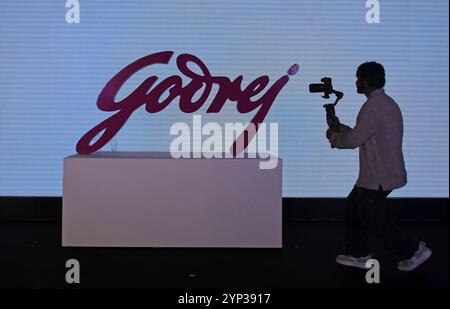 Mumbai, Inde. 28 novembre 2024. Un homme tourne la vidéo après le lancement du logo de la marque rafraîchie de Godrej lors d'un événement à Mumbai. Crédit : SOPA images Limited/Alamy Live News Banque D'Images