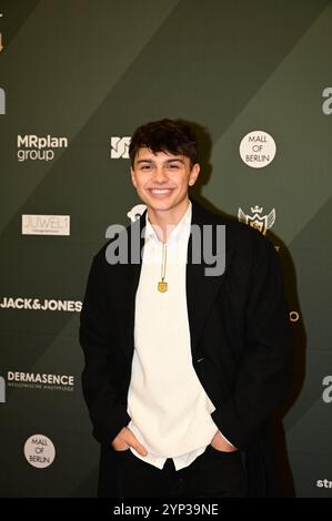 Noah Miguel Oechsle Rodriguez BEI der Strassenfeger Charity Aktion 2024 par Maximilian Seitz in der Mall of Berlin. Berlin, 27.11.2024 Berlin *** Noah Miguel Oechsle Rodriguez à la campagne de charité Strassenfeger 2024 par Maximilian Seitz dans le Mall of Berlin Berlin, 27 11 2024 Berlin Copyright : xMatthiasxWehnertx Banque D'Images