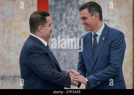 Madrid, Espagne. 28 novembre 2024. Le premier ministre espagnol Pedro Sanchez (à droite) serre la main au premier ministre irakien Mohammed Shia al-Sudani (à gauche) après une cérémonie de signature des accords bilatéraux au Palais Moncloa. (Photo de Guillermo Gutierrez Carrascal/SOPA images/SIPA USA) crédit : SIPA USA/Alamy Live News Banque D'Images