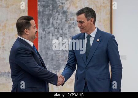 Madrid, Espagne. 28 novembre 2024. Le premier ministre espagnol Pedro Sanchez (à droite) serre la main au premier ministre irakien Mohammed Shia al-Sudani (à gauche) après une cérémonie de signature des accords bilatéraux au Palais Moncloa. (Photo de Guillermo Gutierrez Carrascal/SOPA images/SIPA USA) crédit : SIPA USA/Alamy Live News Banque D'Images