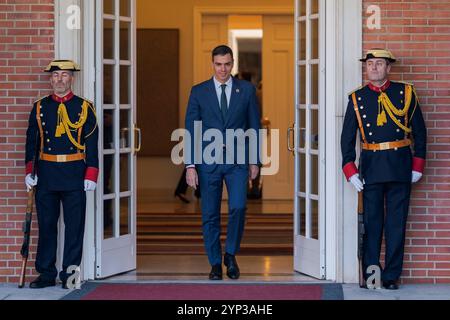 Madrid, Espagne. 28 novembre 2024. Le premier ministre espagnol Pedro Sanchez a vu avant de recevoir le premier ministre irakien Mohammed Shia al-Sudani au Palais Moncloa. (Photo de Guillermo Gutierrez Carrascal/SOPA images/SIPA USA) crédit : SIPA USA/Alamy Live News Banque D'Images