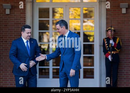 Madrid, Espagne. 28 novembre 2024. Le premier ministre espagnol Pedro Sanchez (à droite) reçoit le premier ministre irakien Mohammed Shia al-Sudani (à gauche) au Palais Moncloa. (Photo de Guillermo Gutierrez Carrascal/SOPA images/SIPA USA) crédit : SIPA USA/Alamy Live News Banque D'Images