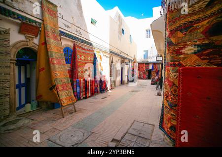 Vendeur de tapis, marché, souk, à Essaouira, Maroc Banque D'Images