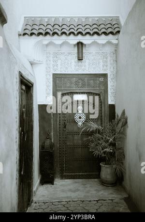 Riad porte dans les rues du souk de la kasbah dans la vieille ville de Marrakech au Maroc dans le Maghreb saharien en Afrique du Nord Banque D'Images