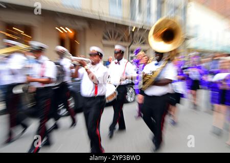 Zoom d'un groupe de jazz de deuxième ligne marchant dans le quartier français de la Nouvelle-Orléans Banque D'Images