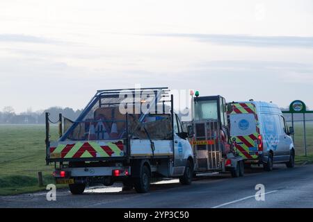 Dorney, Buckinghamshire, Royaume-Uni. 28 novembre 2024. Suite à une forte gelée nocturne, une conduite d'eau principale a éclaté sur Dorney Common dans le Buckinghamshire. Les habitants de la zone SL4 voisine, dans le village voisin d'Eton Wick, Berkshire, signalent l'absence d'eau ou une faible pression d'eau. Thames Water est arrivée sur place cet après-midi et réparera la conduite d'eau qui a éclaté. Crédit : Maureen McLean/Alamy Live News Banque D'Images