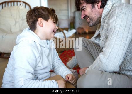 23 novembre 2024 : image symbolique du moment où un enfant dévoile son cadeau d'anniversaire - plein d'anticipation et d'émerveillement. Un beau moment qui reflète l'excitation et la joie des occasions spéciales comme un anniversaire *** Symbolbild für den moment, wenn ein kind sein Geburtstagsgeschenk auspackt voller Vorfreude und Staunen. Ein schöner Augenblick, der die Aufregung und Freude an besonderen Anlässen wie einem Geburtstag widerspiegelt Banque D'Images