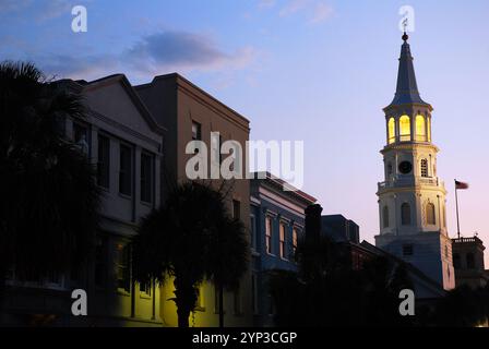 Le clocher de l'église chrétienne épiscopale St Michaels est illuminé la nuit à Charleston, Caroline du Sud Banque D'Images