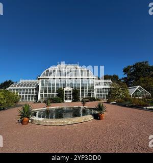 Serres du jardin botanique d'Helsinki contre un ciel très bleu Banque D'Images