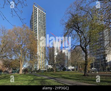 Nouvelles tours résidentielles à Elephant and Castle de Londres. Un l'éléphant (centre gauche). Vue depuis St Marys Churchyard Park Banque D'Images