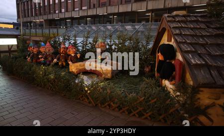 Gera, Allemagne. 28 novembre 2024. Des personnages du conte de fées 'Blanche-neige et les sept nains' se tiennent dans le centre-ville au marché de Noël. 14 personnages de conte de fées grandeur nature sont installés autour du marché de Noël dans la ville. Crédit : Bodo Schackow/dpa/Alamy Live News Banque D'Images