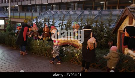 Gera, Allemagne. 28 novembre 2024. Des personnages du conte de fées 'Blanche-neige et les sept nains' se tiennent dans le centre-ville au marché de Noël. 14 personnages de conte de fées grandeur nature sont installés autour du marché de Noël dans la ville. Crédit : Bodo Schackow/dpa/Alamy Live News Banque D'Images