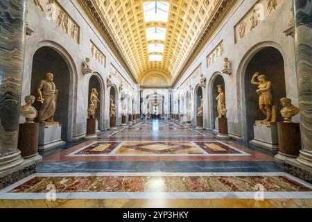 Intérieur de la nouvelle aile du Musée Chiaramonti, musées du Vatican à Rome. Galerie intérieure du musée du Vatican avec sculptures d'art romaines et grecques, Cité du Vatican. Banque D'Images