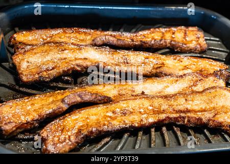 Griller un liempo de poitrine de porc dans un grill d'intérieur Ninja Foodie. C'est une spécialité philippine célèbre. Banque D'Images