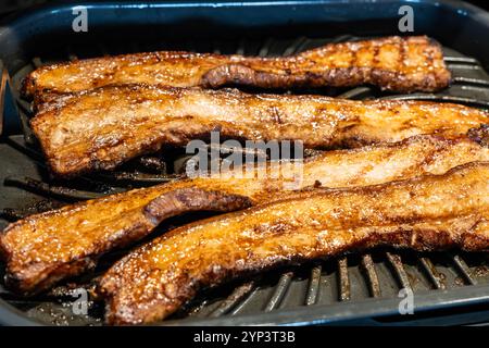 Griller un liempo de poitrine de porc dans un grill d'intérieur Ninja Foodie. C'est une spécialité philippine célèbre. Banque D'Images