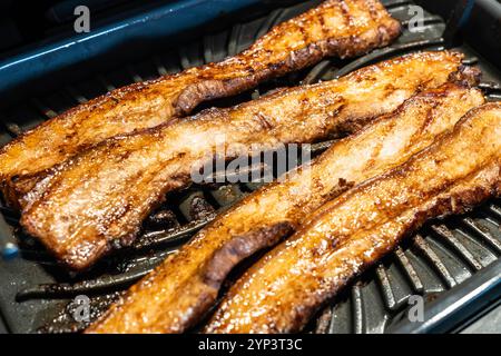 Griller un liempo de poitrine de porc dans un grill d'intérieur Ninja Foodie. C'est une spécialité philippine célèbre. Banque D'Images