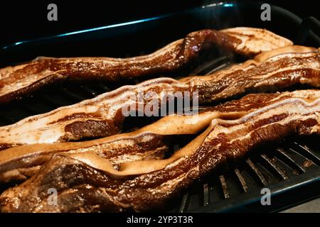 Griller un liempo de poitrine de porc dans un grill d'intérieur Ninja Foodie. C'est une spécialité philippine célèbre. Banque D'Images